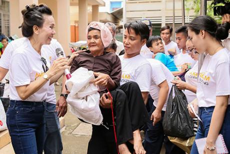 Hoa hậu nhân ái Đỗ Lan trao 1.000 phần quà tại Long Lan